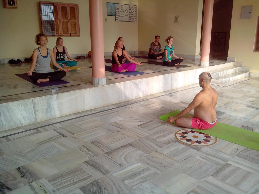 Sri Yoga Mandir Hotel Варанаси Екстериор снимка