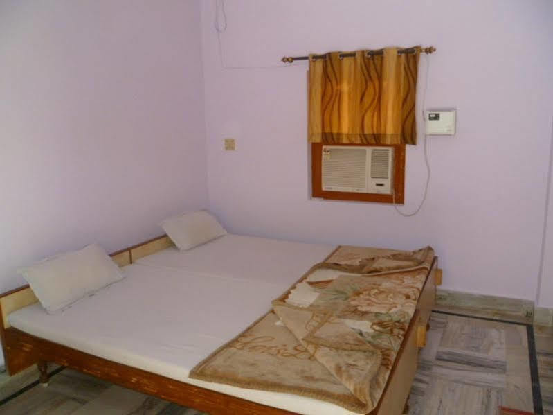 Sri Yoga Mandir Hotel Варанаси Екстериор снимка